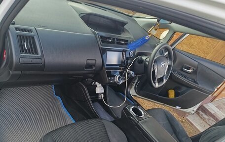 Toyota Prius Alpha I (ZVW40/41), 2018 год, 1 490 000 рублей, 1 фотография