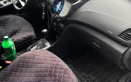 Hyundai Solaris II рестайлинг, 2012 год, 1 000 000 рублей, 11 фотография