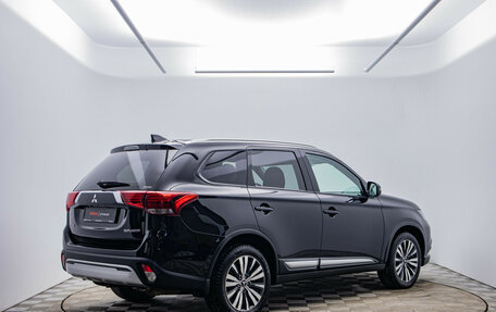 Mitsubishi Outlander III рестайлинг 3, 2019 год, 2 350 000 рублей, 5 фотография