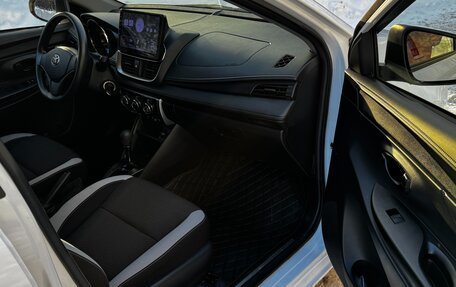 Toyota Yaris, 2021 год, 1 450 000 рублей, 17 фотография