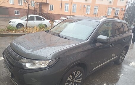 Mitsubishi Outlander III рестайлинг 3, 2020 год, 2 350 000 рублей, 1 фотография