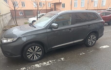 Mitsubishi Outlander III рестайлинг 3, 2020 год, 2 350 000 рублей, 3 фотография