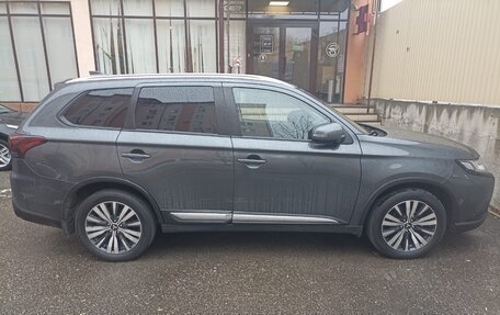 Mitsubishi Outlander III рестайлинг 3, 2020 год, 2 350 000 рублей, 2 фотография