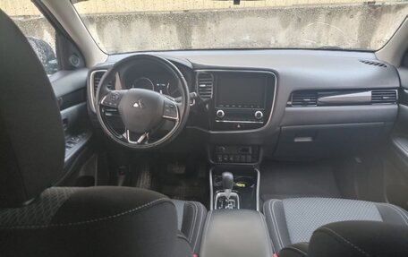 Mitsubishi Outlander III рестайлинг 3, 2020 год, 2 350 000 рублей, 7 фотография