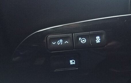 Toyota Prius IV XW50, 2019 год, 2 500 000 рублей, 8 фотография