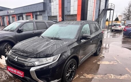 Mitsubishi Outlander III рестайлинг 3, 2020 год, 1 830 000 рублей, 3 фотография