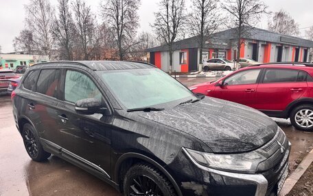 Mitsubishi Outlander III рестайлинг 3, 2020 год, 1 830 000 рублей, 4 фотография