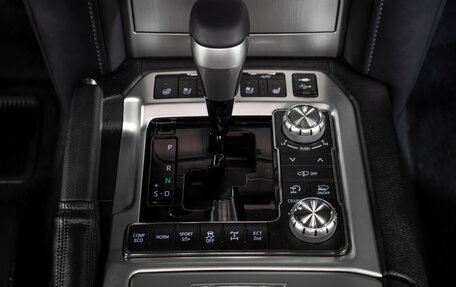 Toyota Land Cruiser 200, 2017 год, 7 498 000 рублей, 16 фотография