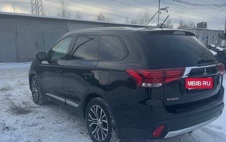 Mitsubishi Outlander III рестайлинг 3, 2016 год, 1 750 000 рублей, 4 фотография