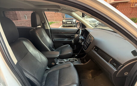 Mitsubishi Outlander III рестайлинг 3, 2015 год, 2 600 000 рублей, 5 фотография