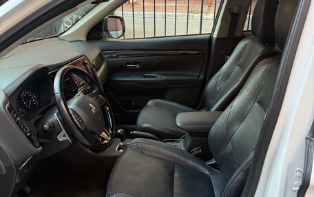 Mitsubishi Outlander III рестайлинг 3, 2015 год, 2 600 000 рублей, 4 фотография