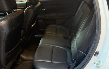 Mitsubishi Outlander III рестайлинг 3, 2015 год, 2 600 000 рублей, 6 фотография