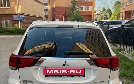 Mitsubishi Outlander III рестайлинг 3, 2015 год, 2 600 000 рублей, 7 фотография
