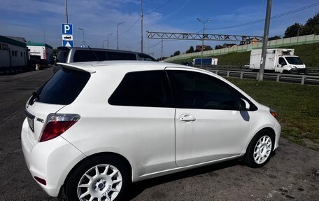 Toyota Yaris III рестайлинг, 2012 год, 1 000 000 рублей, 2 фотография