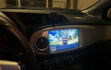 Toyota Yaris III рестайлинг, 2012 год, 1 000 000 рублей, 12 фотография