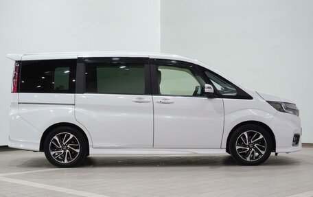 Honda Stepwgn IV, 2017 год, 2 365 000 рублей, 5 фотография