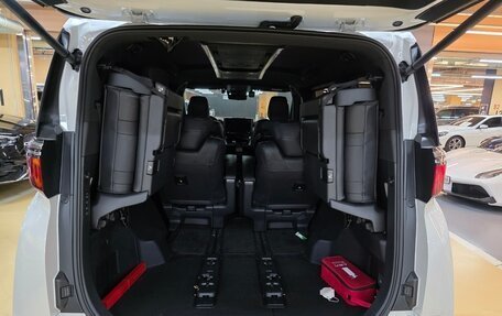 Toyota Alphard, 2024 год, 11 660 000 рублей, 12 фотография