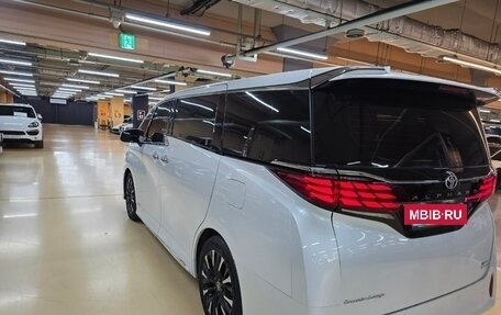 Toyota Alphard, 2024 год, 11 660 000 рублей, 5 фотография