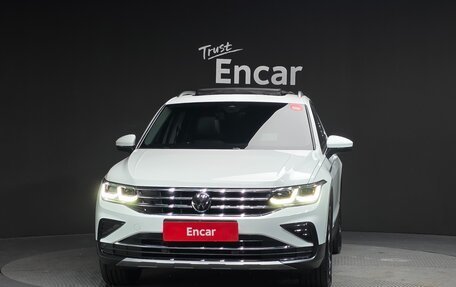 Volkswagen Tiguan II, 2022 год, 4 271 000 рублей, 2 фотография