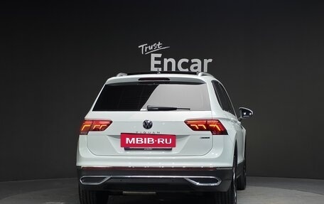 Volkswagen Tiguan II, 2022 год, 4 271 000 рублей, 4 фотография