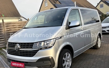 Volkswagen Multivan T6 рестайлинг, 2021 год, 3 890 000 рублей, 1 фотография