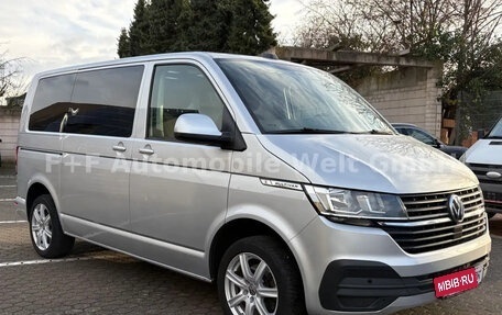 Volkswagen Multivan T6 рестайлинг, 2021 год, 3 890 000 рублей, 4 фотография