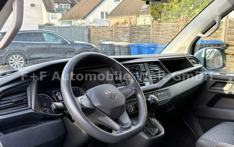 Volkswagen Multivan T6 рестайлинг, 2021 год, 3 890 000 рублей, 7 фотография