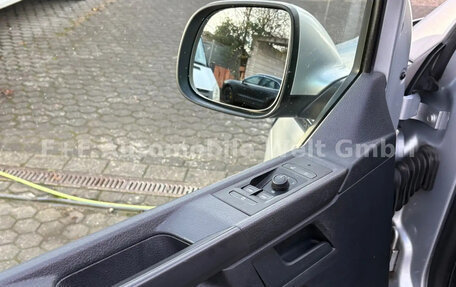 Volkswagen Multivan T6 рестайлинг, 2021 год, 3 890 000 рублей, 8 фотография