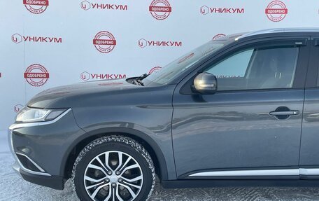 Mitsubishi Outlander III рестайлинг 3, 2018 год, 1 999 000 рублей, 13 фотография