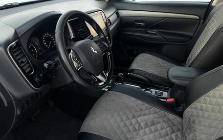 Mitsubishi Outlander III рестайлинг 3, 2018 год, 1 999 000 рублей, 19 фотография