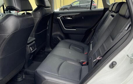 Toyota RAV4, 2021 год, 4 050 000 рублей, 32 фотография