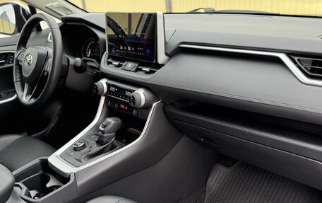 Toyota RAV4, 2021 год, 4 050 000 рублей, 29 фотография