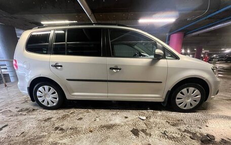 Volkswagen Touran III, 2011 год, 920 000 рублей, 4 фотография