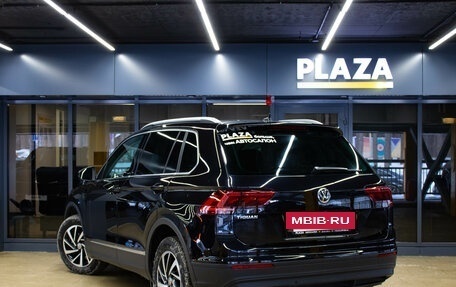 Volkswagen Tiguan II, 2018 год, 2 099 000 рублей, 3 фотография