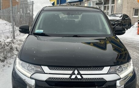 Mitsubishi Outlander III рестайлинг 3, 2021 год, 1 998 000 рублей, 1 фотография