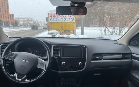 Mitsubishi Outlander III рестайлинг 3, 2021 год, 1 998 000 рублей, 3 фотография