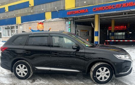 Mitsubishi Outlander III рестайлинг 3, 2021 год, 1 998 000 рублей, 7 фотография