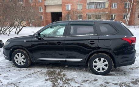 Mitsubishi Outlander III рестайлинг 3, 2021 год, 1 998 000 рублей, 8 фотография