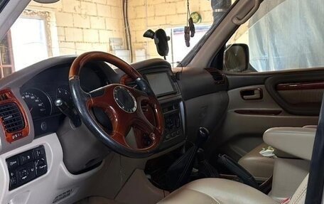 Toyota Land Cruiser 100 рестайлинг 2, 2004 год, 4 000 000 рублей, 3 фотография