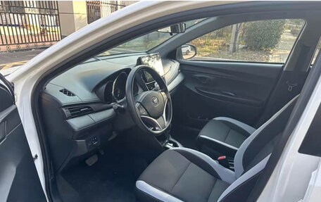 Toyota Yaris XP150 рестайлинг, 2022 год, 1 210 000 рублей, 7 фотография