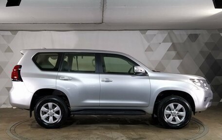 Toyota Land Cruiser Prado 150 рестайлинг 2, 2019 год, 3 780 000 рублей, 6 фотография