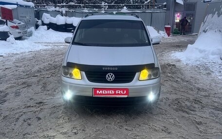 Volkswagen Touran III, 2005 год, 650 000 рублей, 1 фотография
