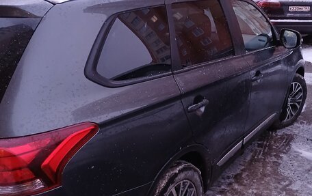 Mitsubishi Outlander III рестайлинг 3, 2016 год, 1 350 000 рублей, 2 фотография