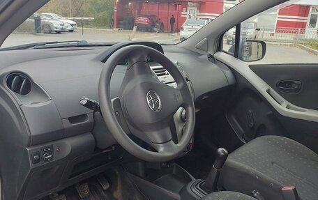 Toyota Yaris III рестайлинг, 2007 год, 590 000 рублей, 11 фотография