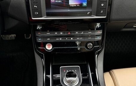 Jaguar XE I рестайлинг, 2016 год, 1 680 000 рублей, 13 фотография