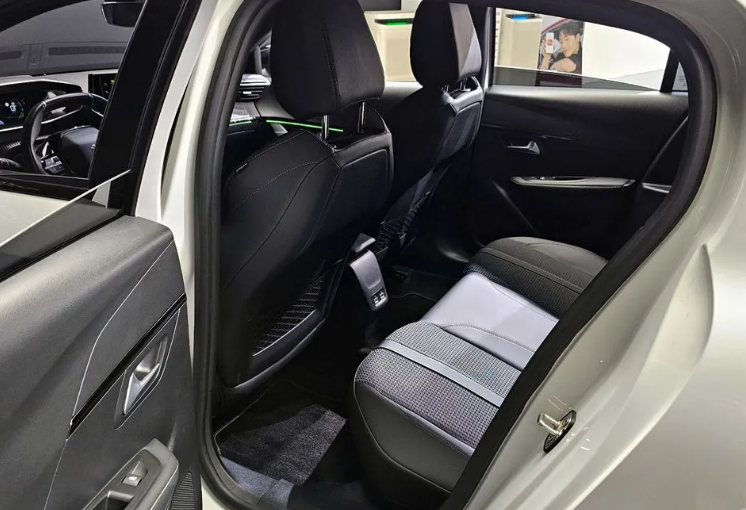 Peugeot 208 II, 2022 год, 2 440 000 рублей, 8 фотография