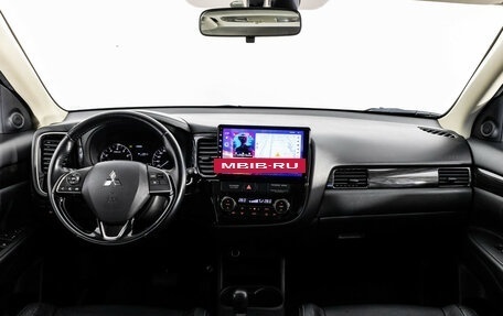 Mitsubishi Outlander III рестайлинг 3, 2016 год, 1 999 000 рублей, 10 фотография