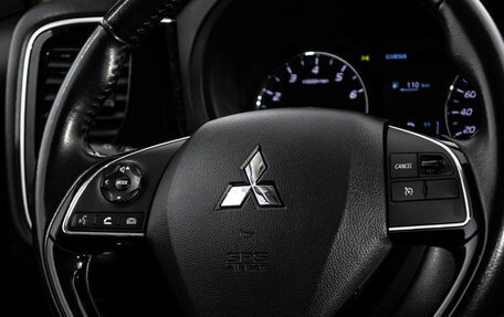 Mitsubishi Outlander III рестайлинг 3, 2016 год, 1 999 000 рублей, 12 фотография