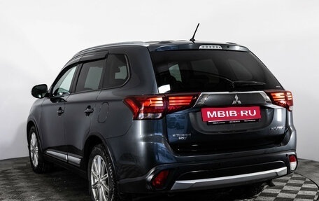 Mitsubishi Outlander III рестайлинг 3, 2016 год, 1 999 000 рублей, 7 фотография