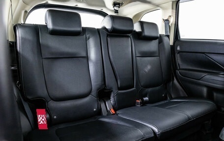 Mitsubishi Outlander III рестайлинг 3, 2016 год, 1 999 000 рублей, 18 фотография